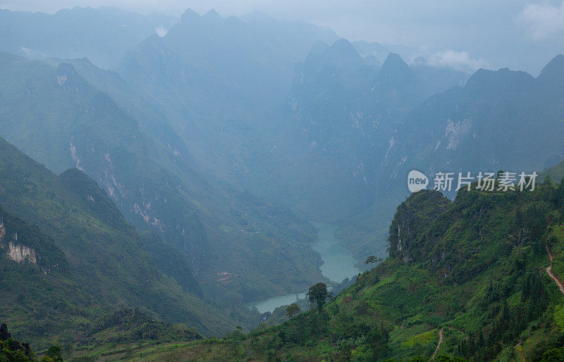 雄伟的山脉和Nho Que河在越南河江的景观